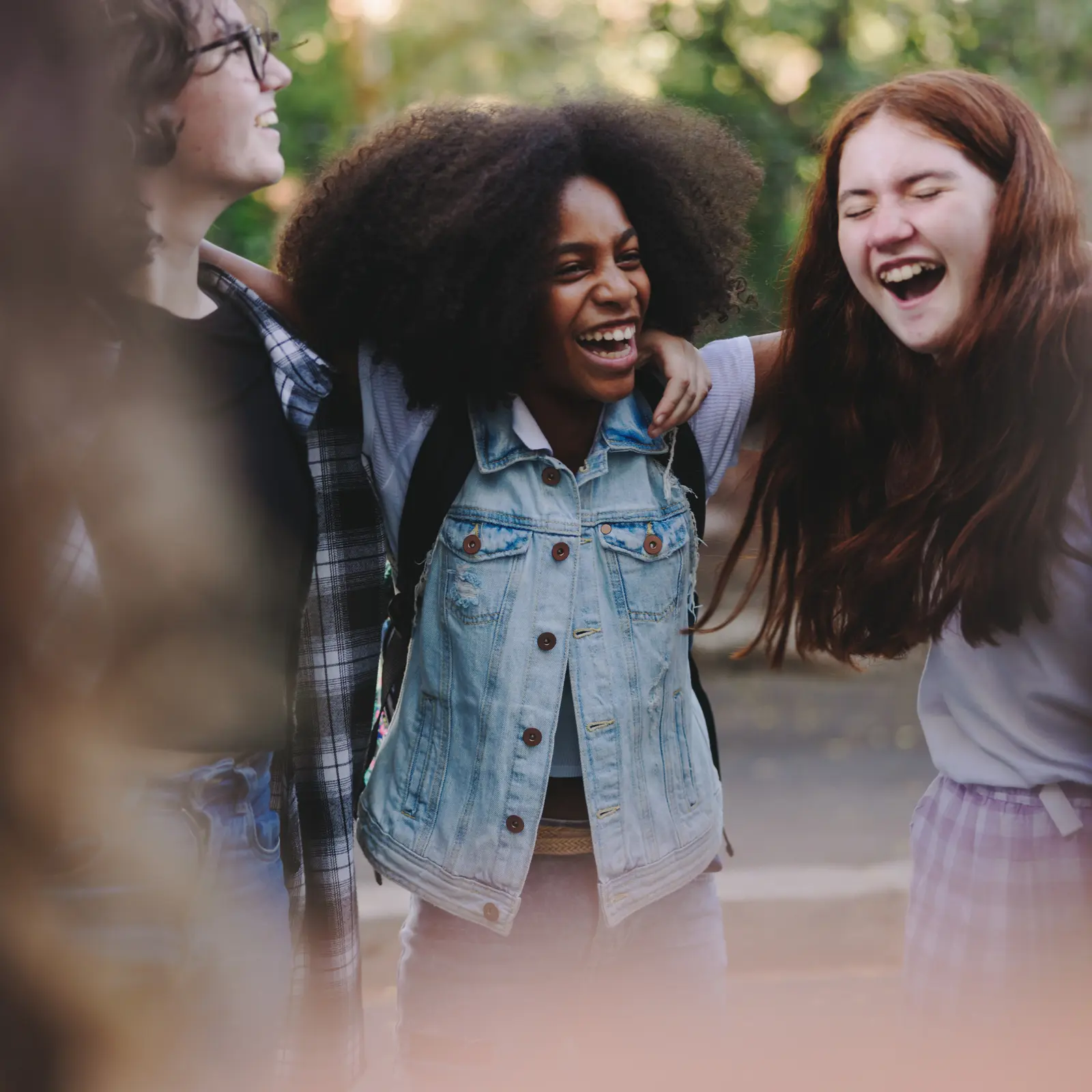 Des jeunes partageant un moment de joie ensemble